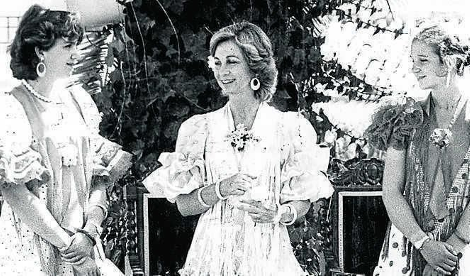 La infanta Cristina, la reina Sofía y la infanta Elena, vestidas con traje flamenco, en un Rocío del año 84.