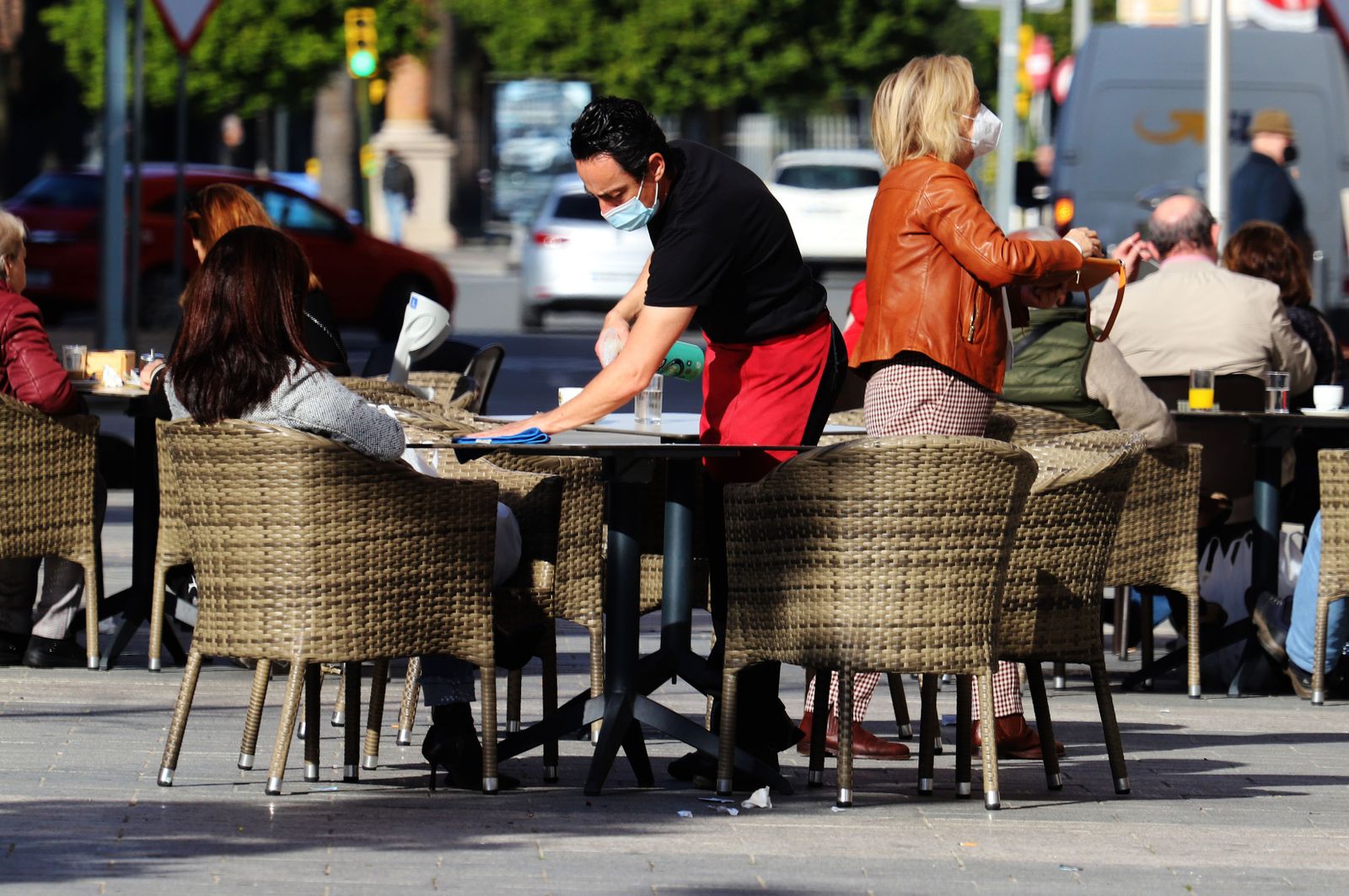 Un camarero trabaja en una terraza.