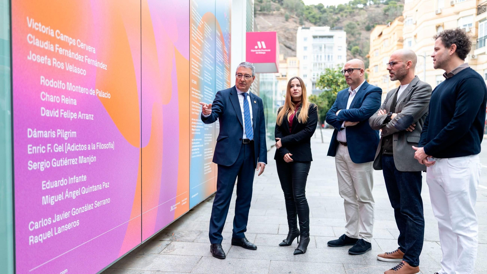 El presidente de la Diputación de Málaga, Francisco Salado, junto al vicepresidente diputado de Cultura, Manuel López Mestanza, y a la coordinadora del festival, Josefa Ros, en la presentación del Festival de Filosofía en La Malagueta