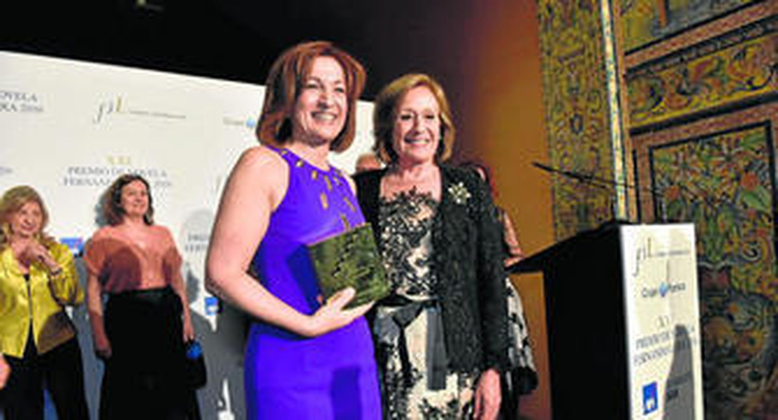 Consuelo García-Píriz entrega el premio Fernando Lara de novela a la madrileña Paloma Sánchez-Garnica. Al fondo, Ana María Ruiz-Tagle y Clara Sánchez, miembros del jurado.