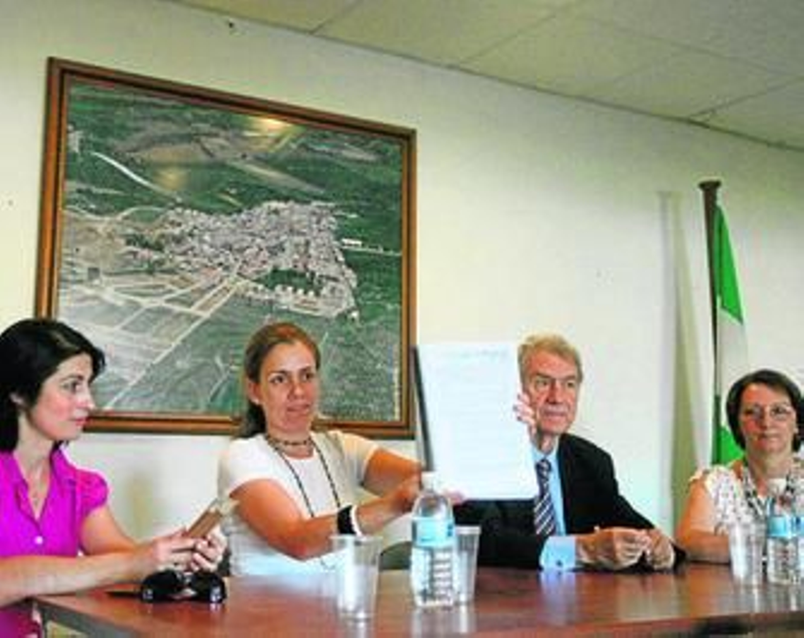 Belén Jarillo muestra el documento en presencia del abogado Pedro Lucena y miembros de su gobierno.