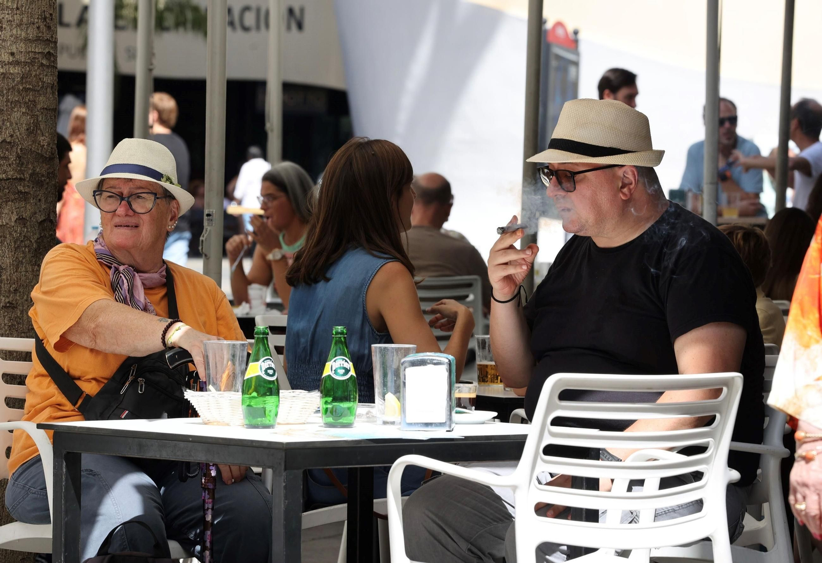 Un fumador en un velador de las setas de la Encarnación.