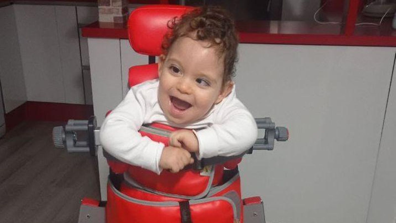 Aarón utiliza una silla especial que le mantiene erguido.