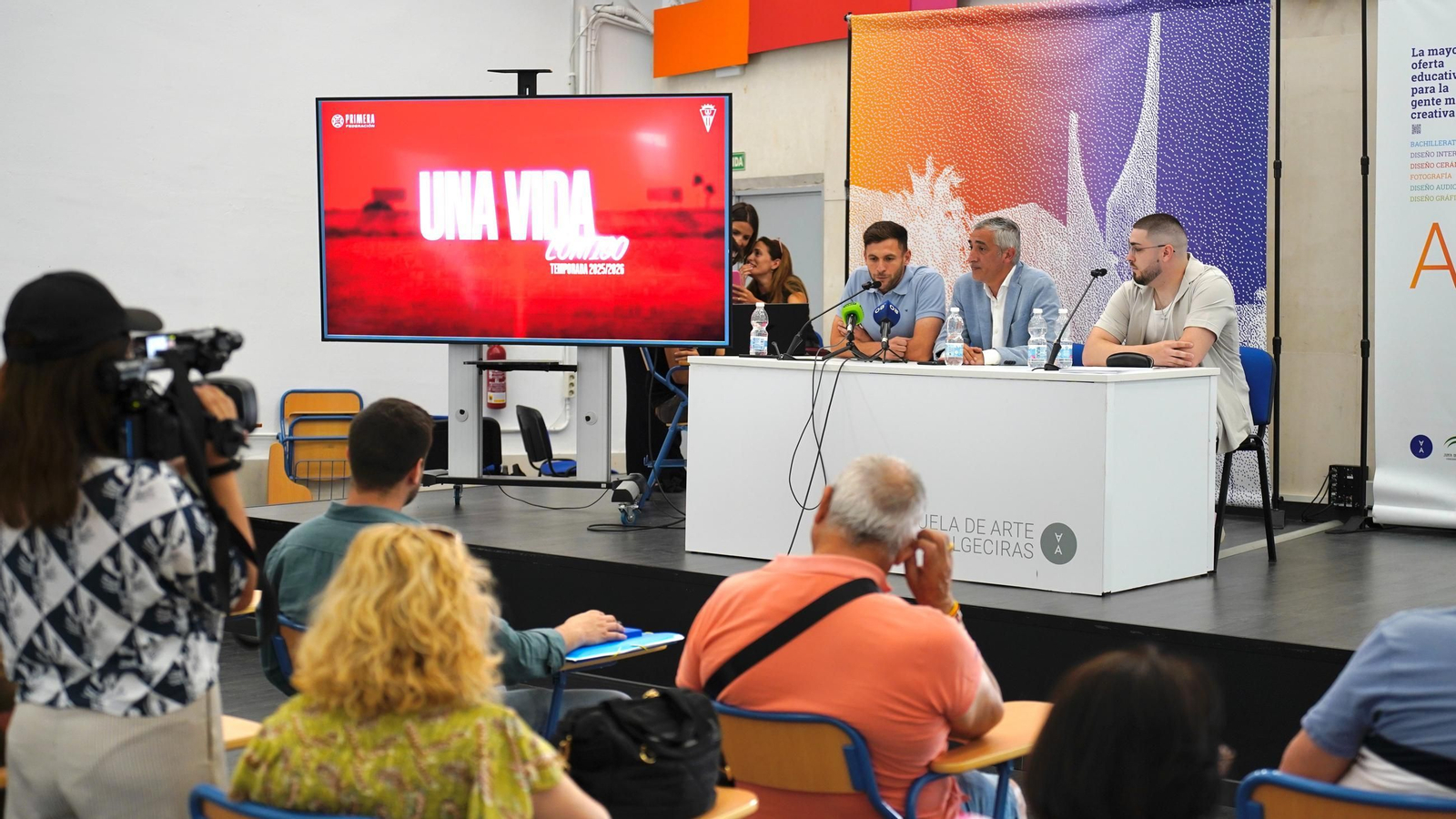 Fotos de la presentación de la campaña de abonados del Algeciras C.F en la Escuela de Arte de Algeciras