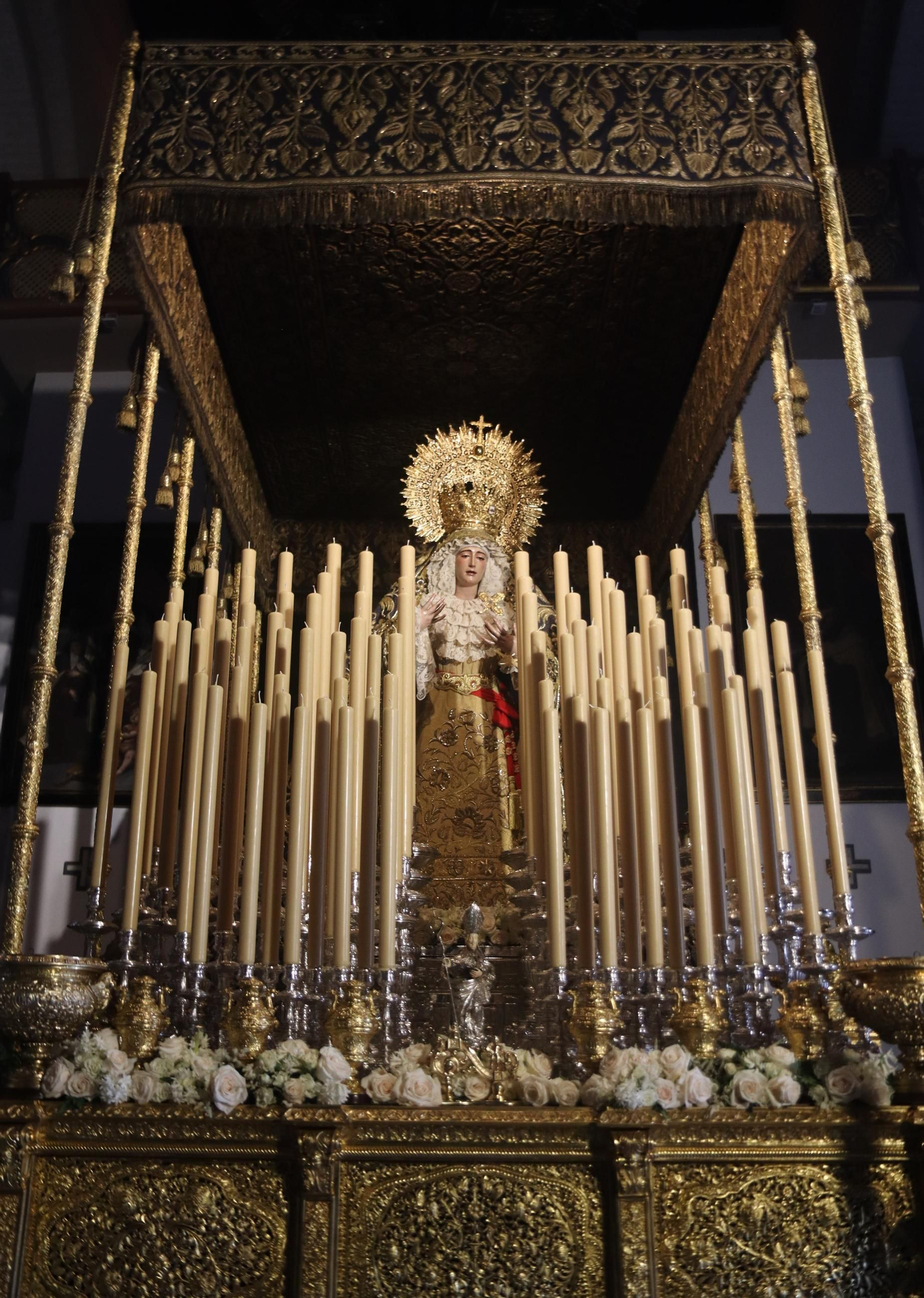Sevilla acaricia la Semana Santa en un Domingo de Pasión lleno de cultos