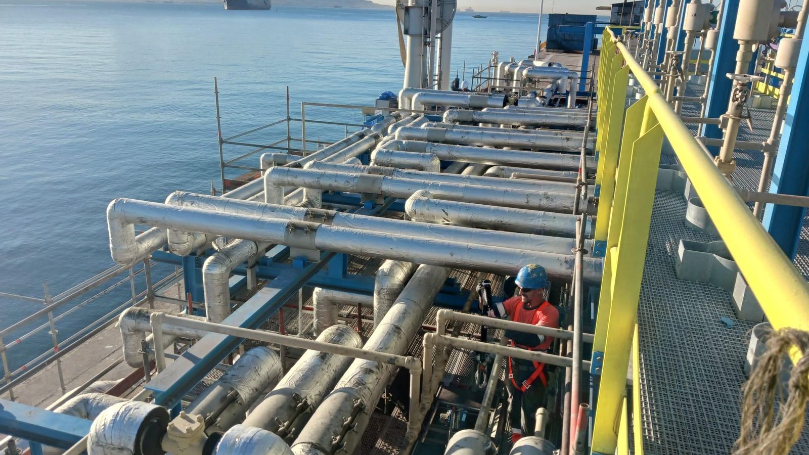 Tareas de instalación de las tuberías en la terminal de GNL de Endesa en Los Barrios.