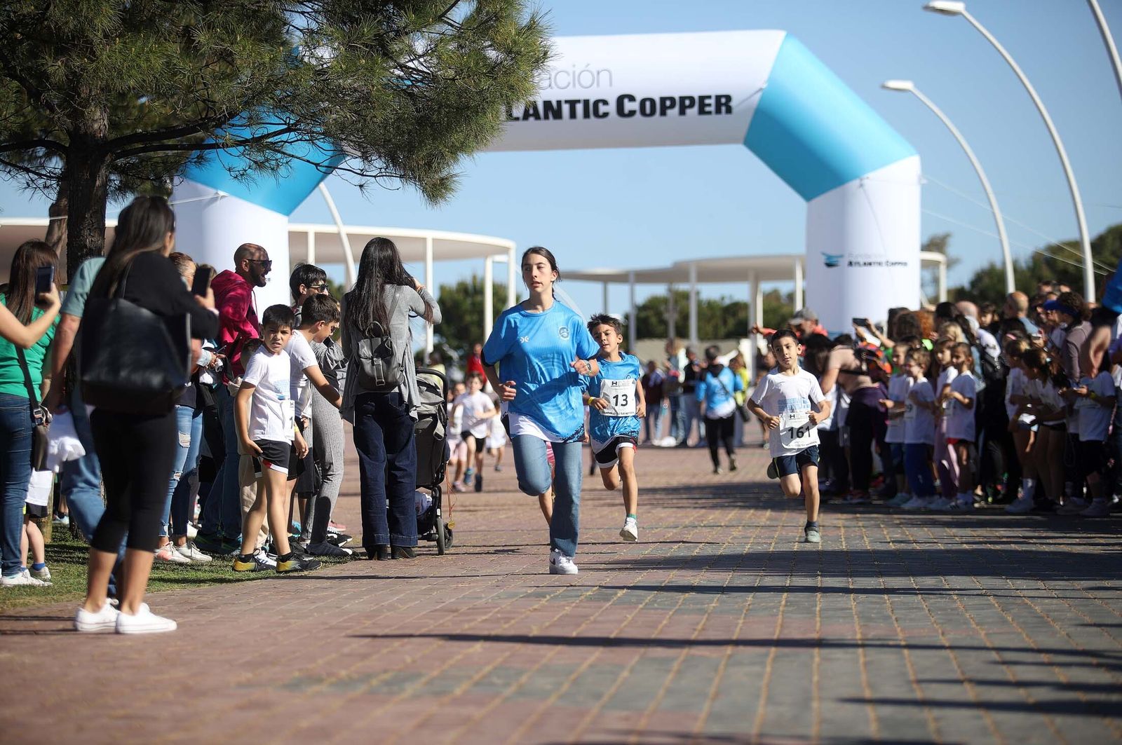 Imágenes de la carrera infantil previa a la "10K Puerta del Descubrimiento"