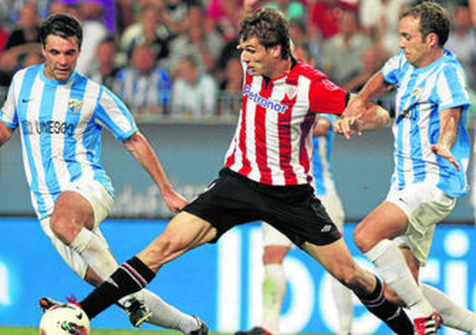 Toulalan y Mathijsen atosigan a Fernando Llorente.