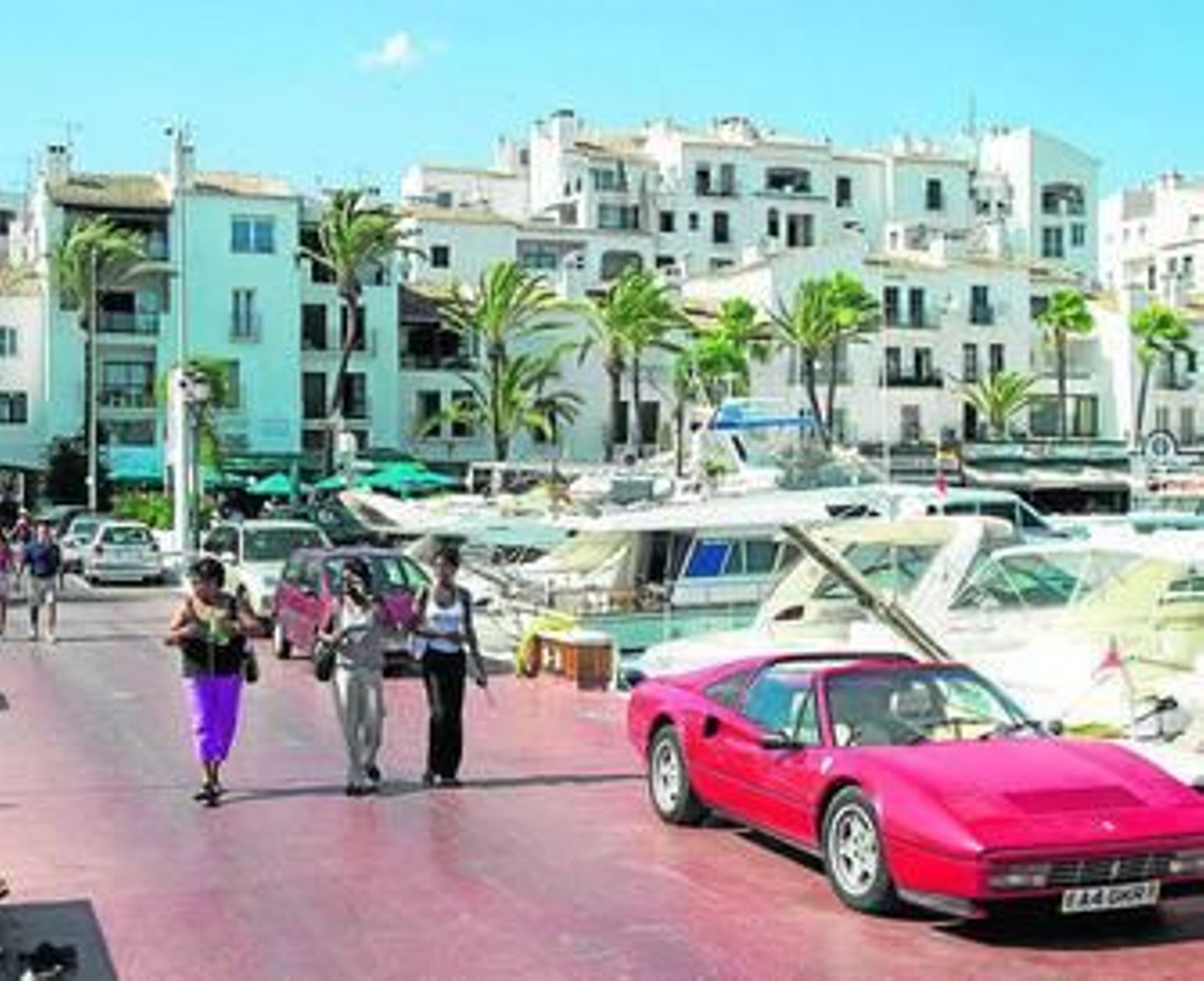 Varios extranjeros pasean por Puerto Banús, en Marbella, en una imagen de archivo.