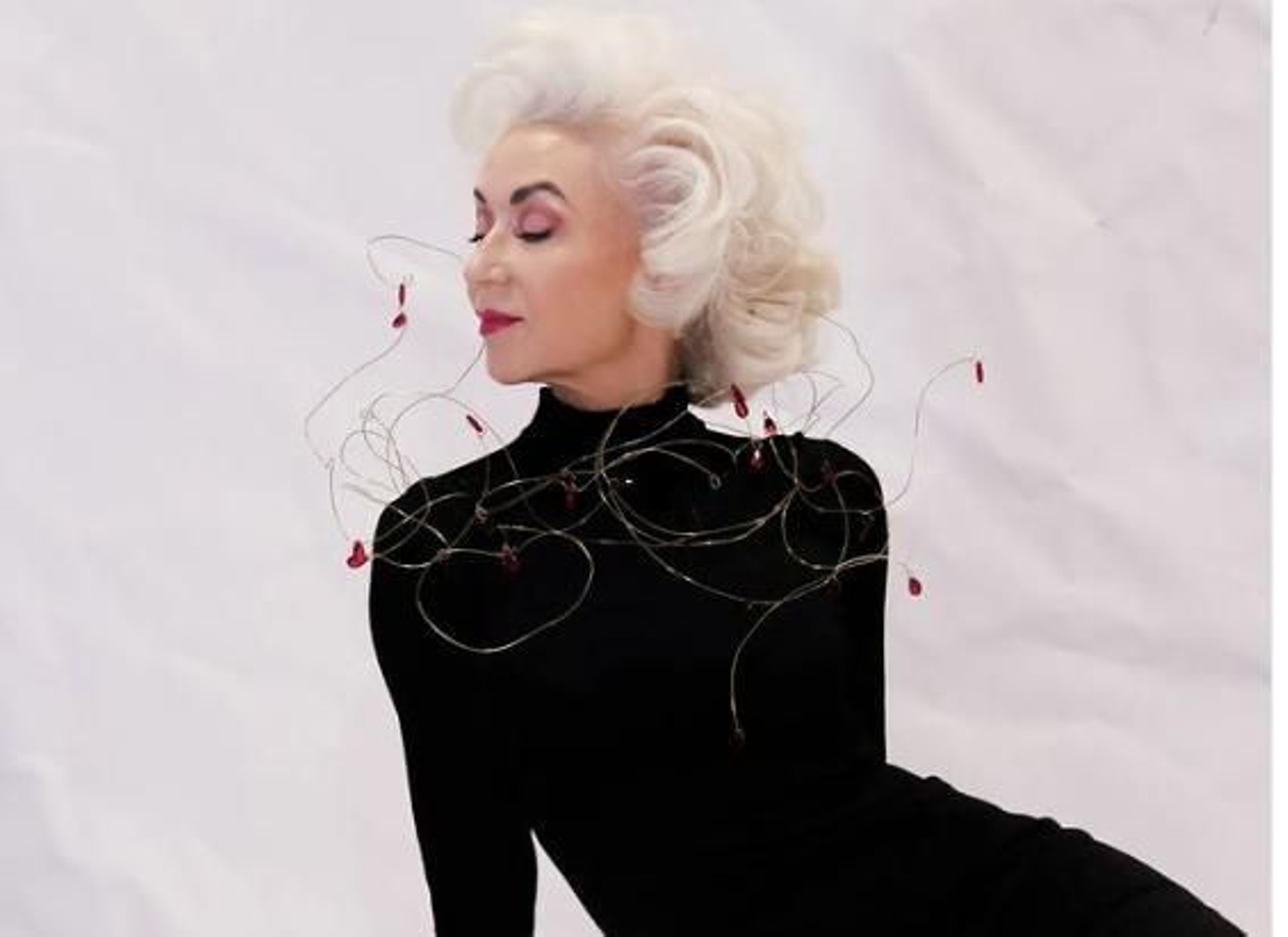 La modelo e influencer Glamour Canalla con un vestido negro para un look de Navidad.