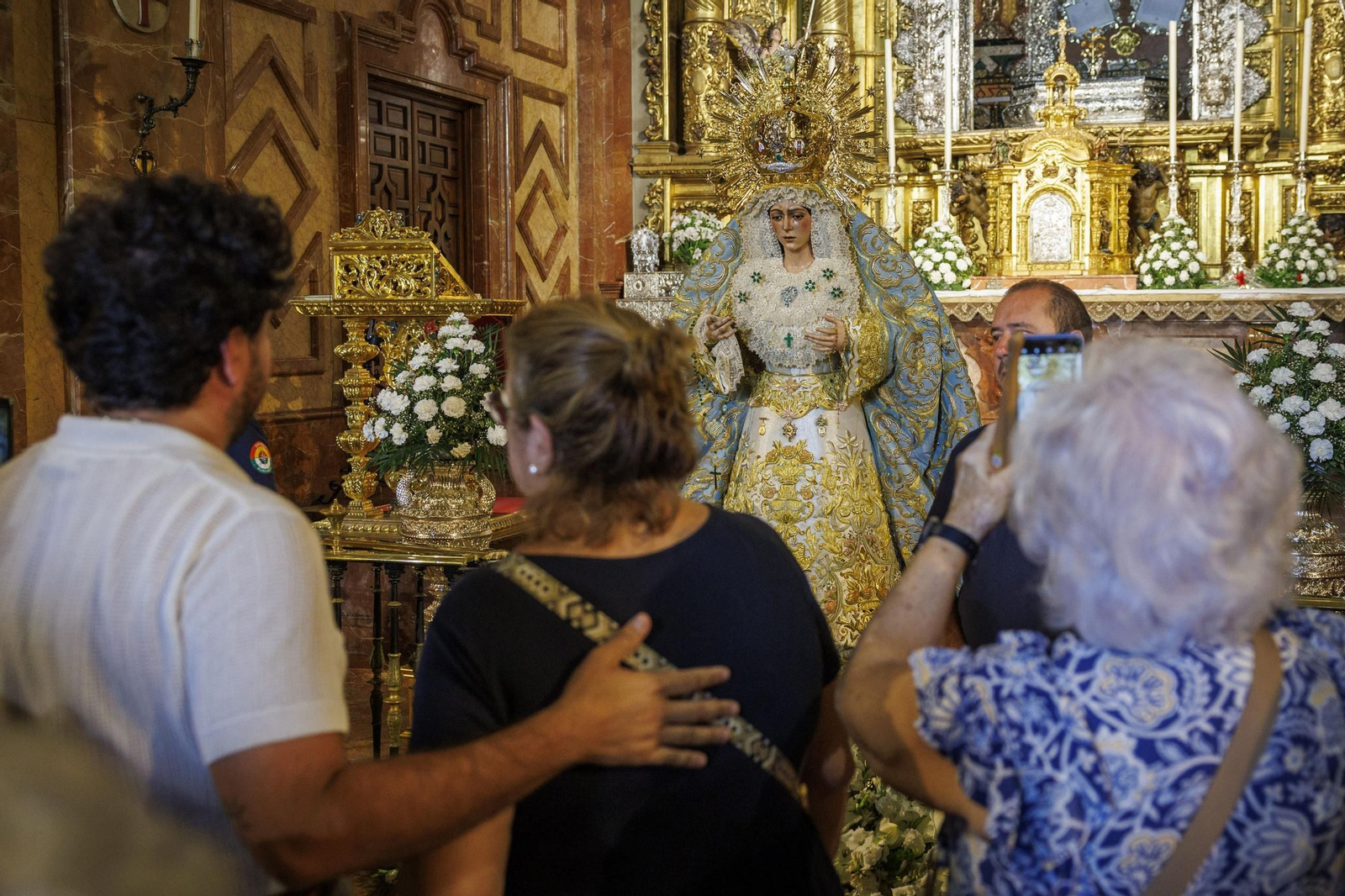 La Macarena recibe la visita de los devotos durante la veneración extraordinaria de junio.
