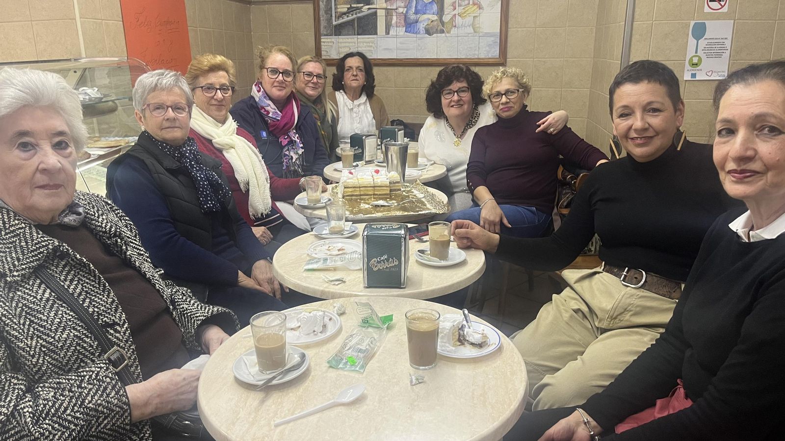 Pepi, junto a algunas de sus clientas y amigas.