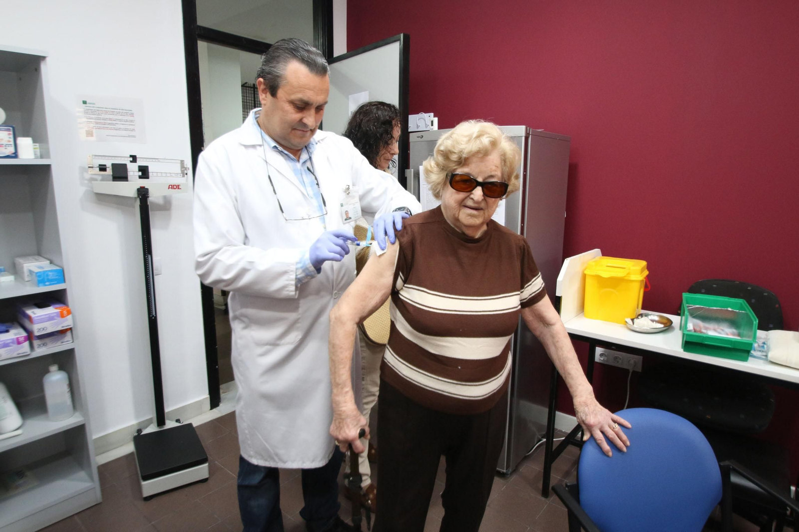 Una mujer se vacuna de la gripe.