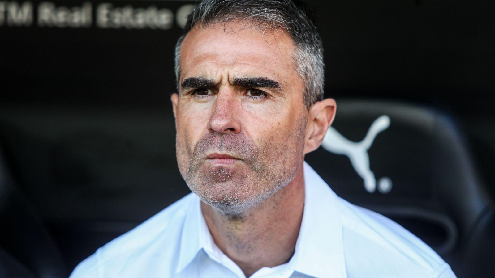 Gaizka Garitano, pensativo a escasos minutos del comienzo del encuentro liguero.