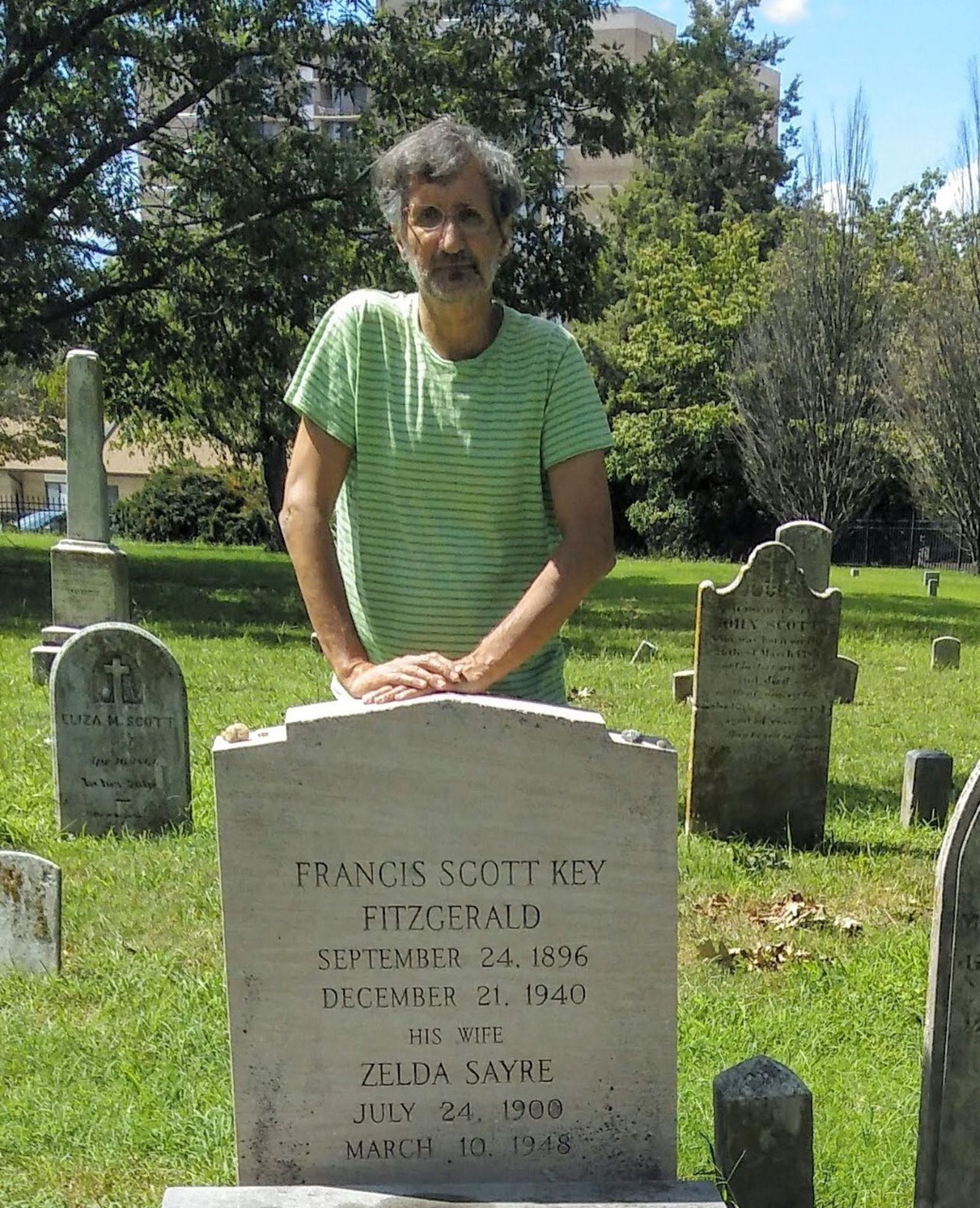 Juan Ignacio Guijarro, fotografiado junto a las tumbas de Francis Scott Fitzgerald y su esposa Zelda.