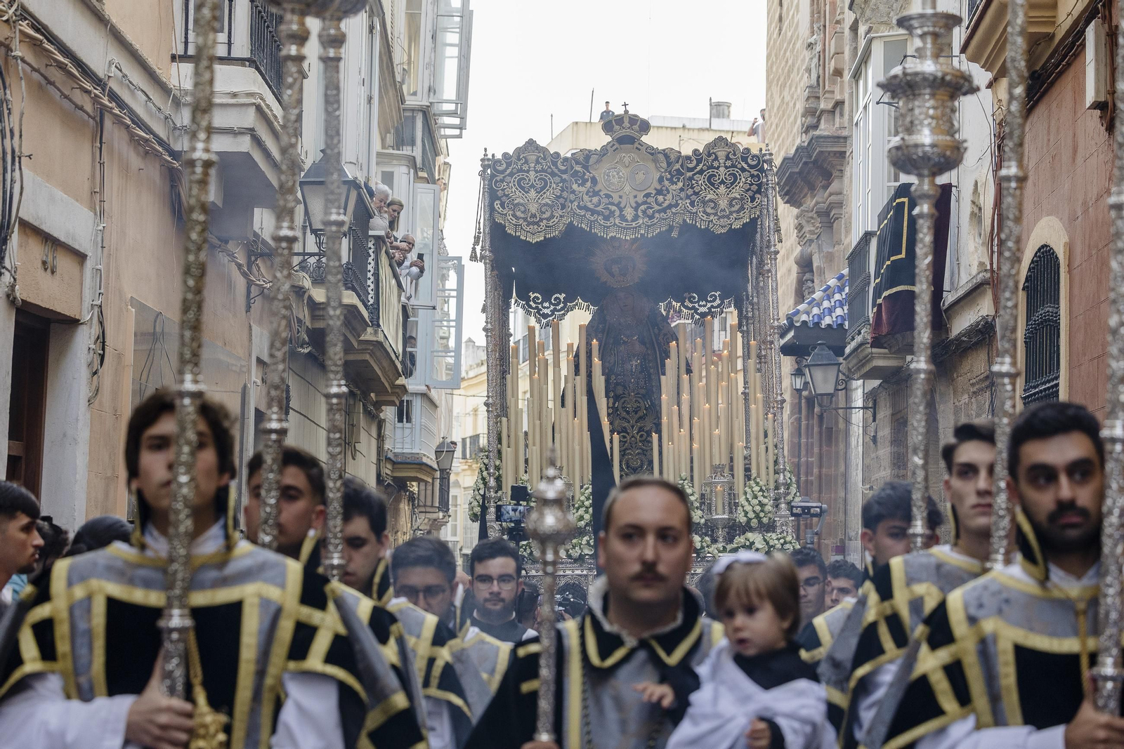 Imágenes de la procesión de la Virgen de los Dolores de Servitas en Cádiz
