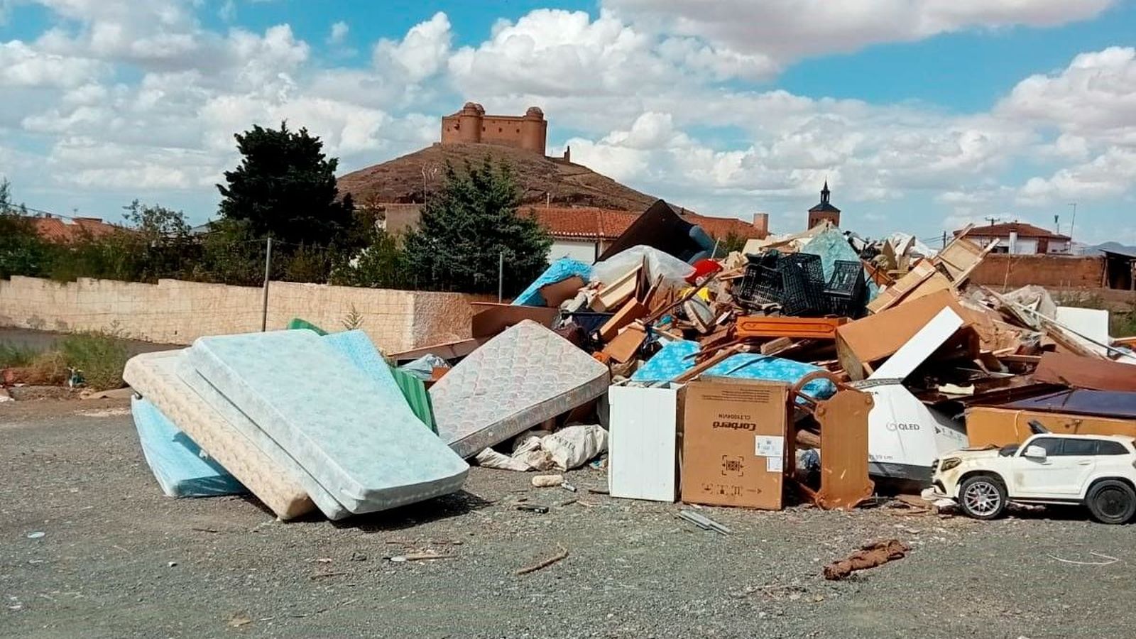 Imagen cedida por vecinos con el Castillo de La Calahorra al fondo