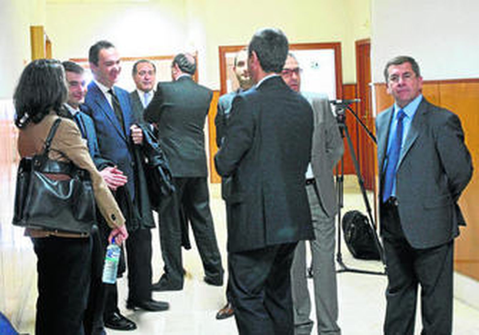Los abogados de las distintas partes charlan en el pasillo de la Audiencia Provincial antes de entrar en el juicio.