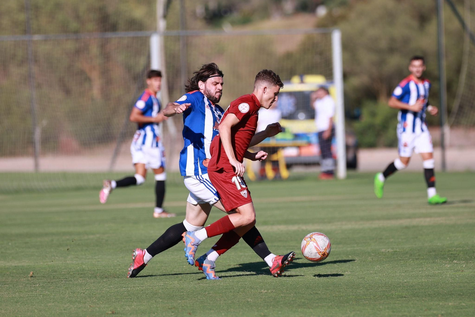 Migue García persigue a un jugador del Sevilla.