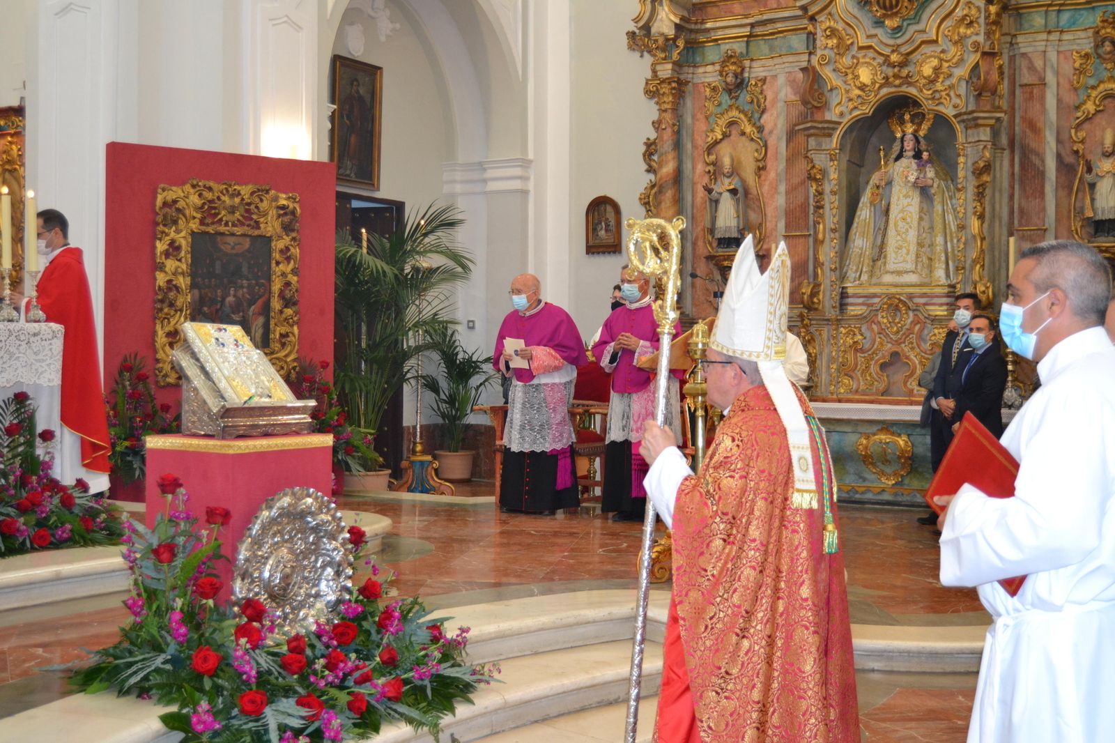 El obispo Santiago Gómez en la apertura en la Santa Iglesia Catedral de Huelva.