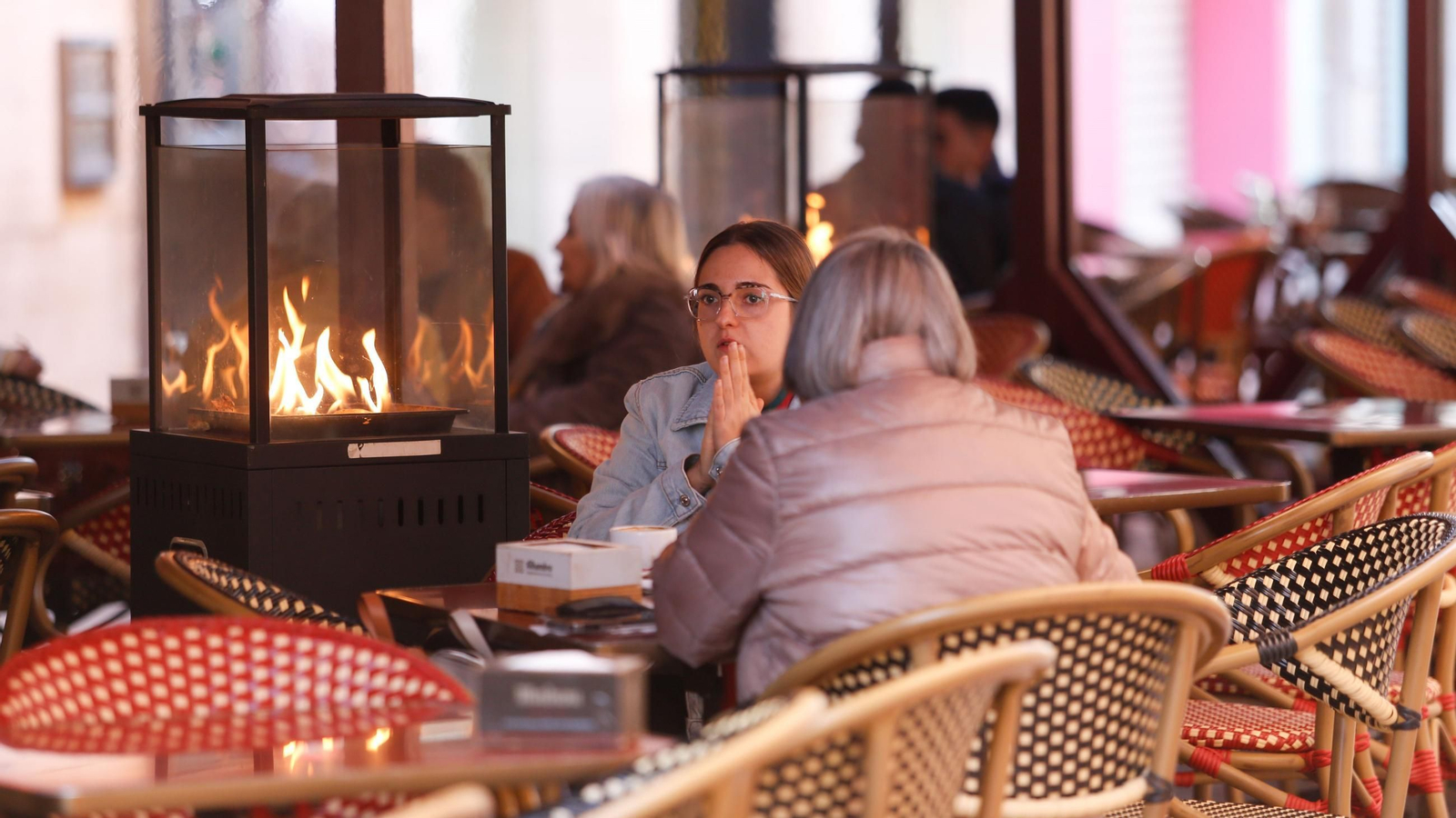 Estufas en una terraza de la calle Real de La Línea, este martes.