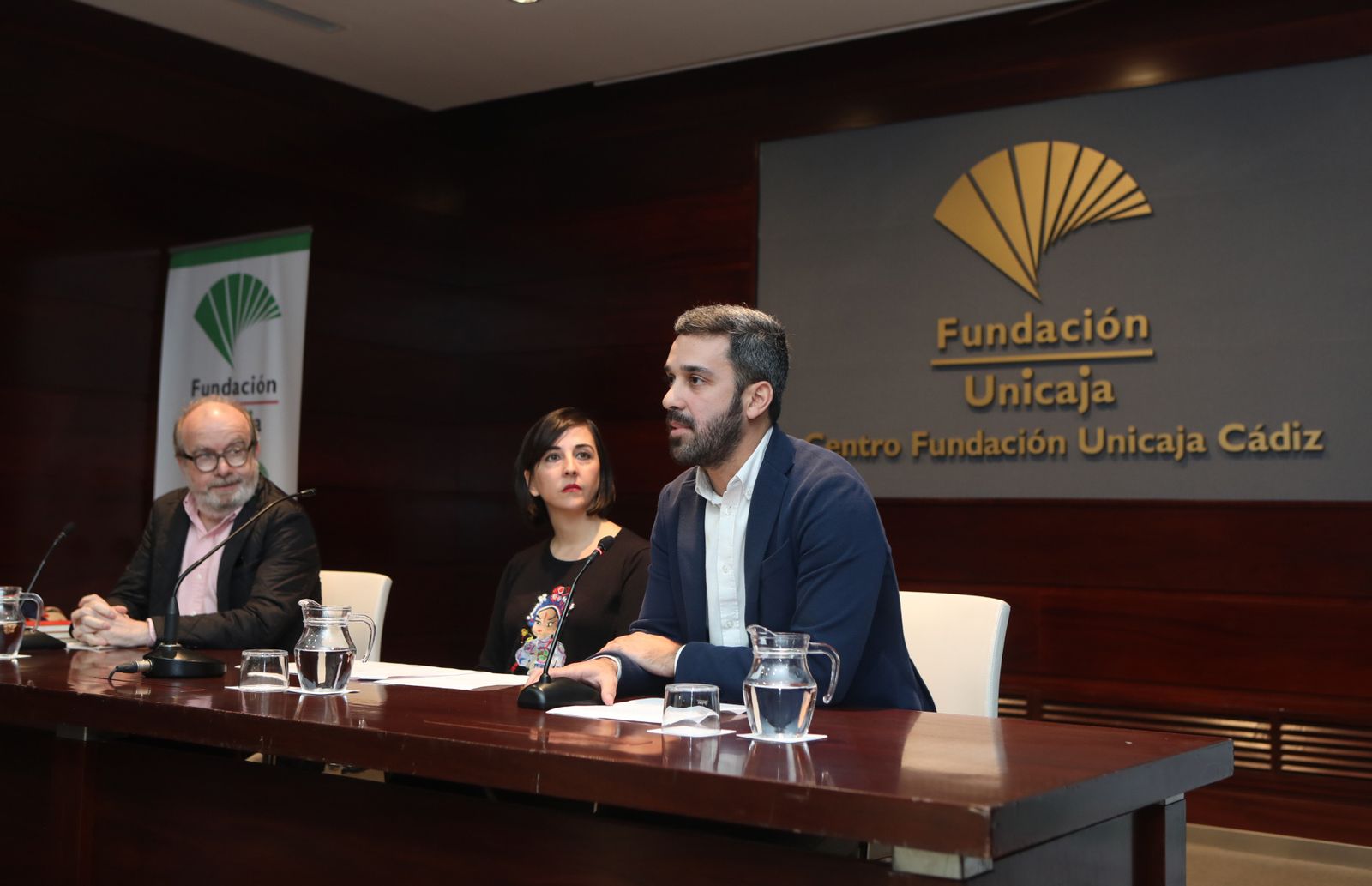 Manuel Borrás, director editorial de Pre-Textos; Erika Martínez, en representación del jurado, y Javier Vela, representante de la Fundación Unicaja.
