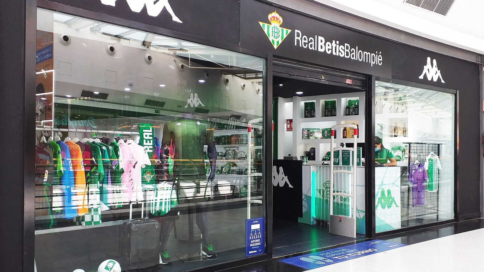 Entrada de la tienda Kappa del Real Betis en AireSur.