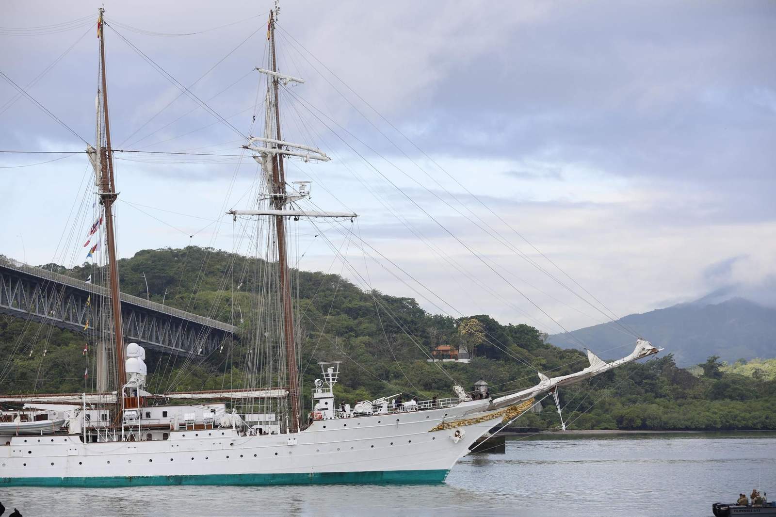 Así ha cruzado el 'Juan Sebastián de Elcano' el Canal de Panamá