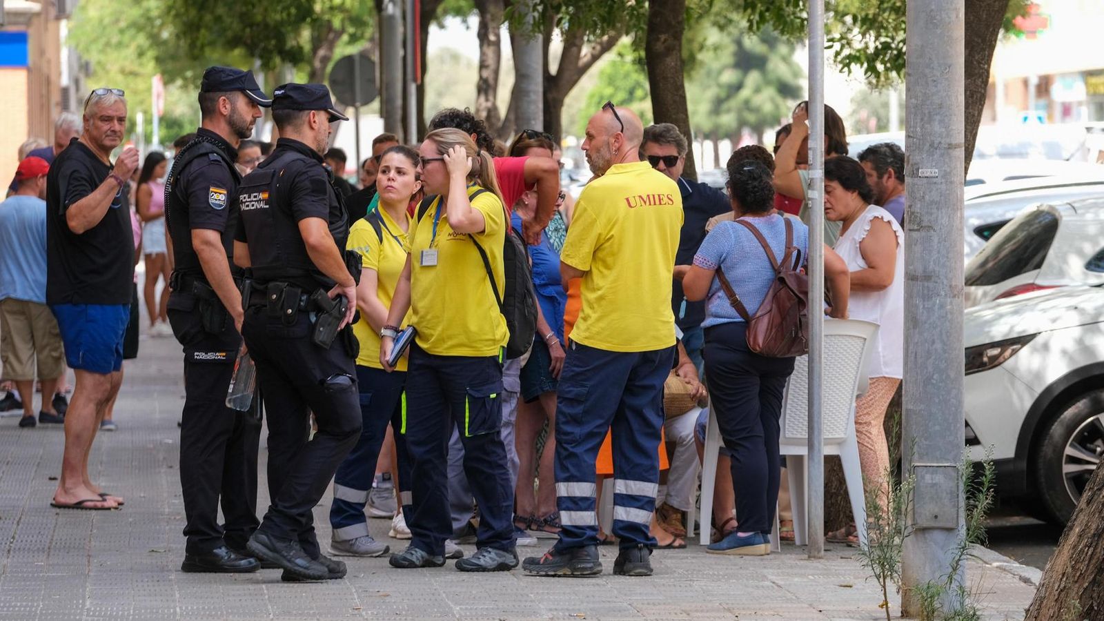 Policías nacionales y personal de la Umies del Ayuntamiento, junto a familiares y vecinos del matrimonio.