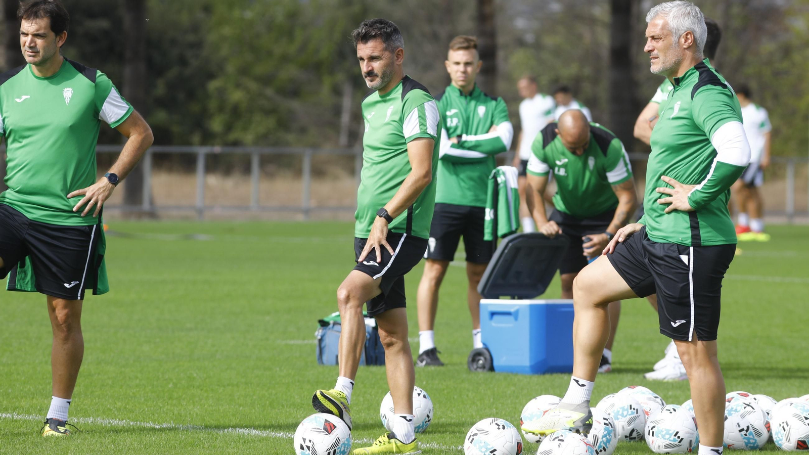 Iván Ania sigue atento un entrenamiento en la Ciudad Deportiva.