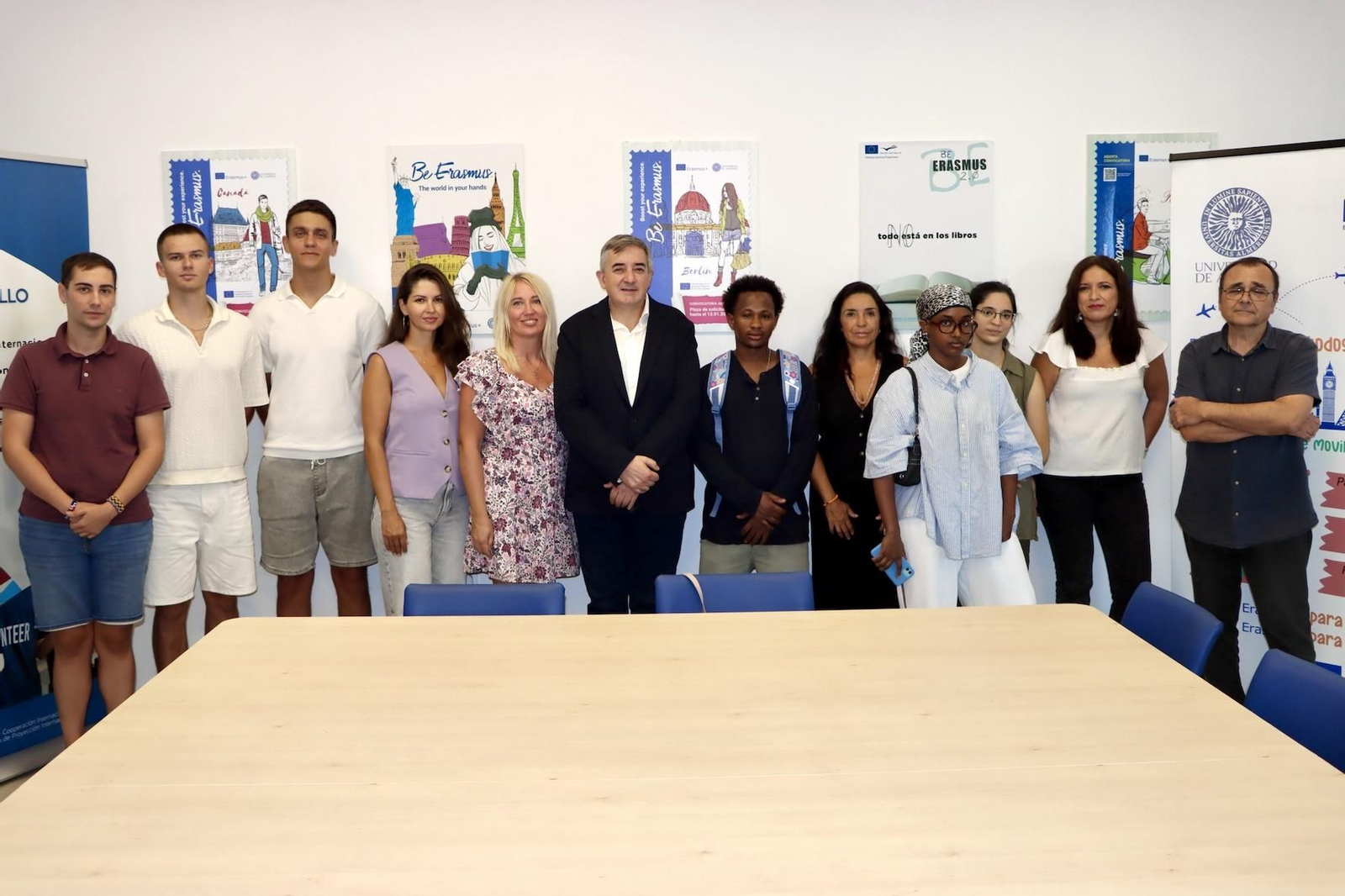 Entrega de becas a los refugiados