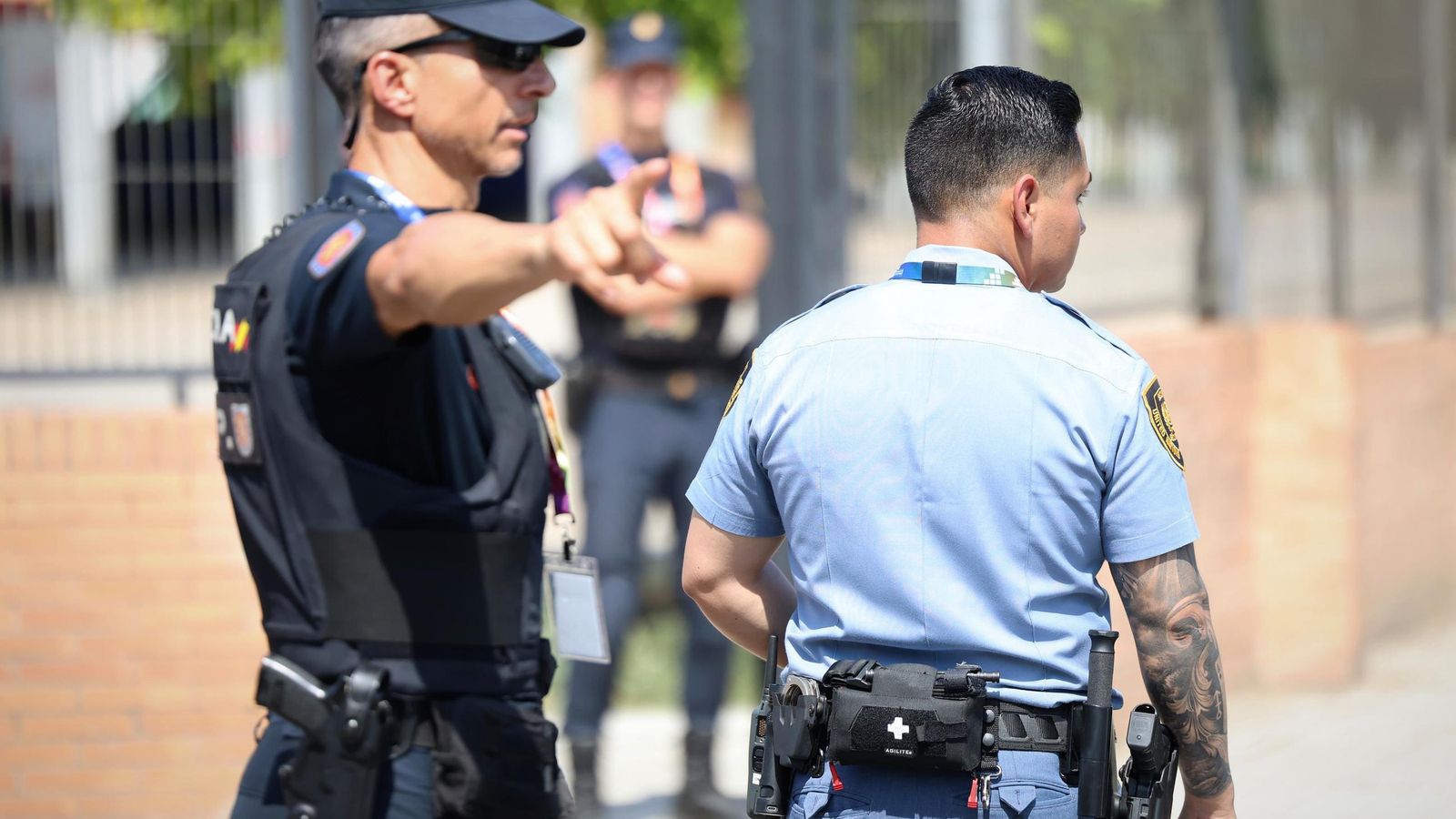 Un policía nacional da indicaciones en presencia de un agente de seguridad de la ONU.