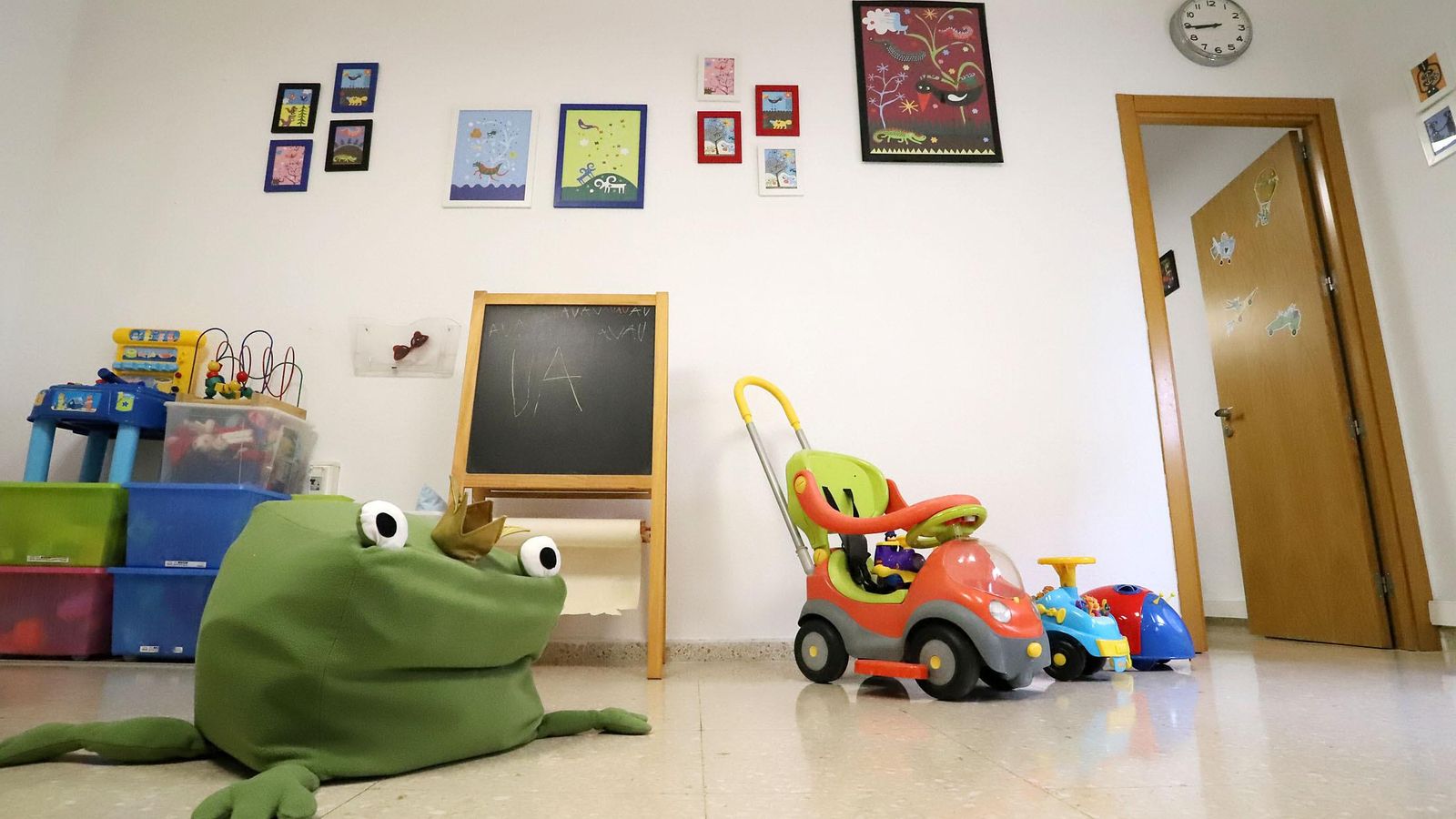 Juguetes para los menores en la sala de intervención del SAVA de Huelva.