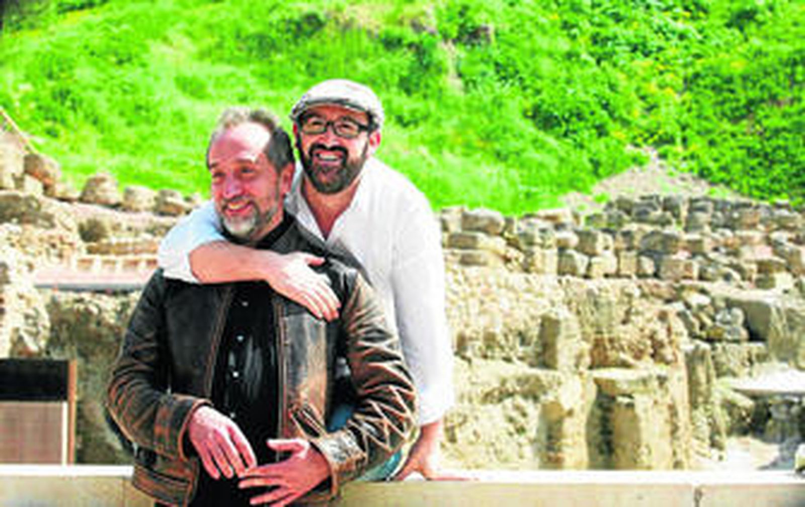 Gonzalo de Castro y Javier Cámara posaron ayer frente al Teatro Romano tras el pase de prensa del largometraje.