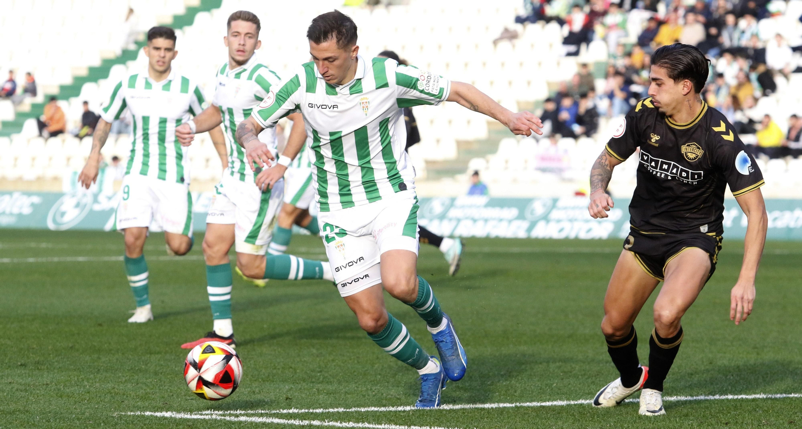 Carracedo (Córdoba CF) intenta disparar ante un jugador del Intercity.