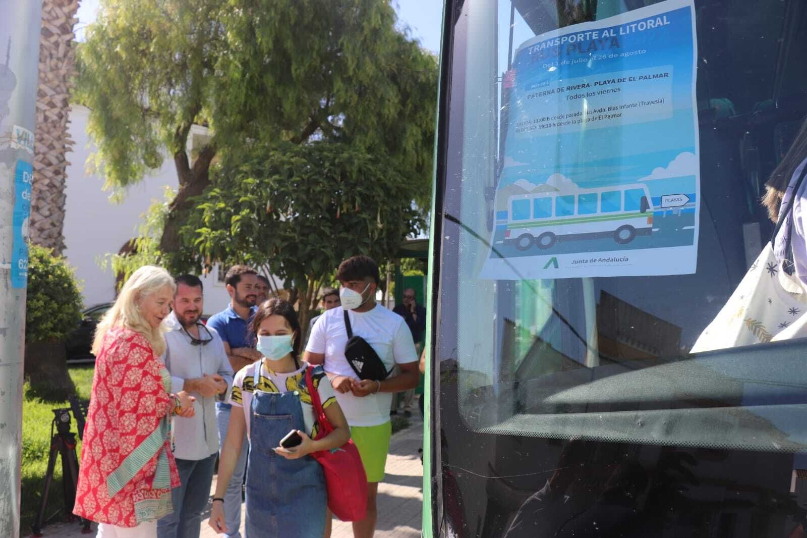 Un autobús del nuevo servicio a la costa de Cádiz en Paterna.