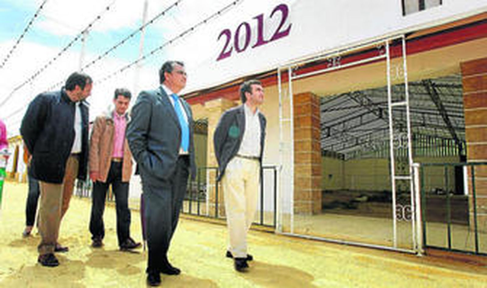 El alcalde, junto a varios concejales, visitando en la mañana de ayer el recinto ferial de Las Banderas.