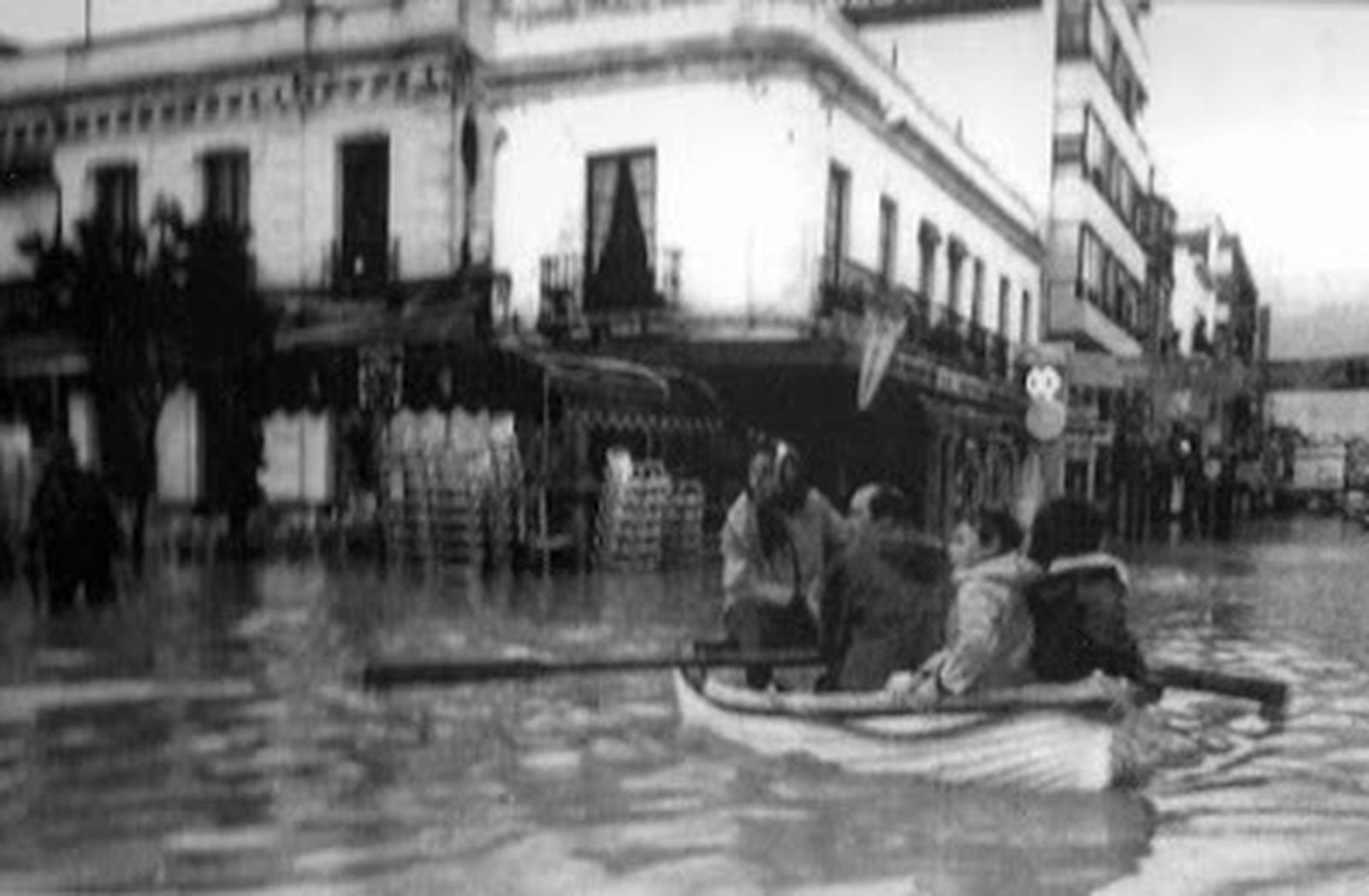 Una imagen de una familia en barca por la calle Ancha de Sanlúcar de Barrameda.
