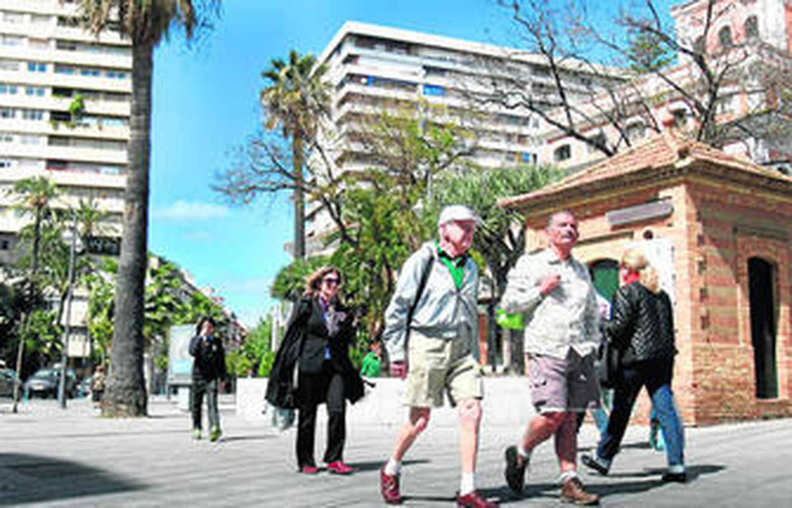 Unos turistas paseaban ayer por las inmediaciones de la Casa Colón de la capital onubense.