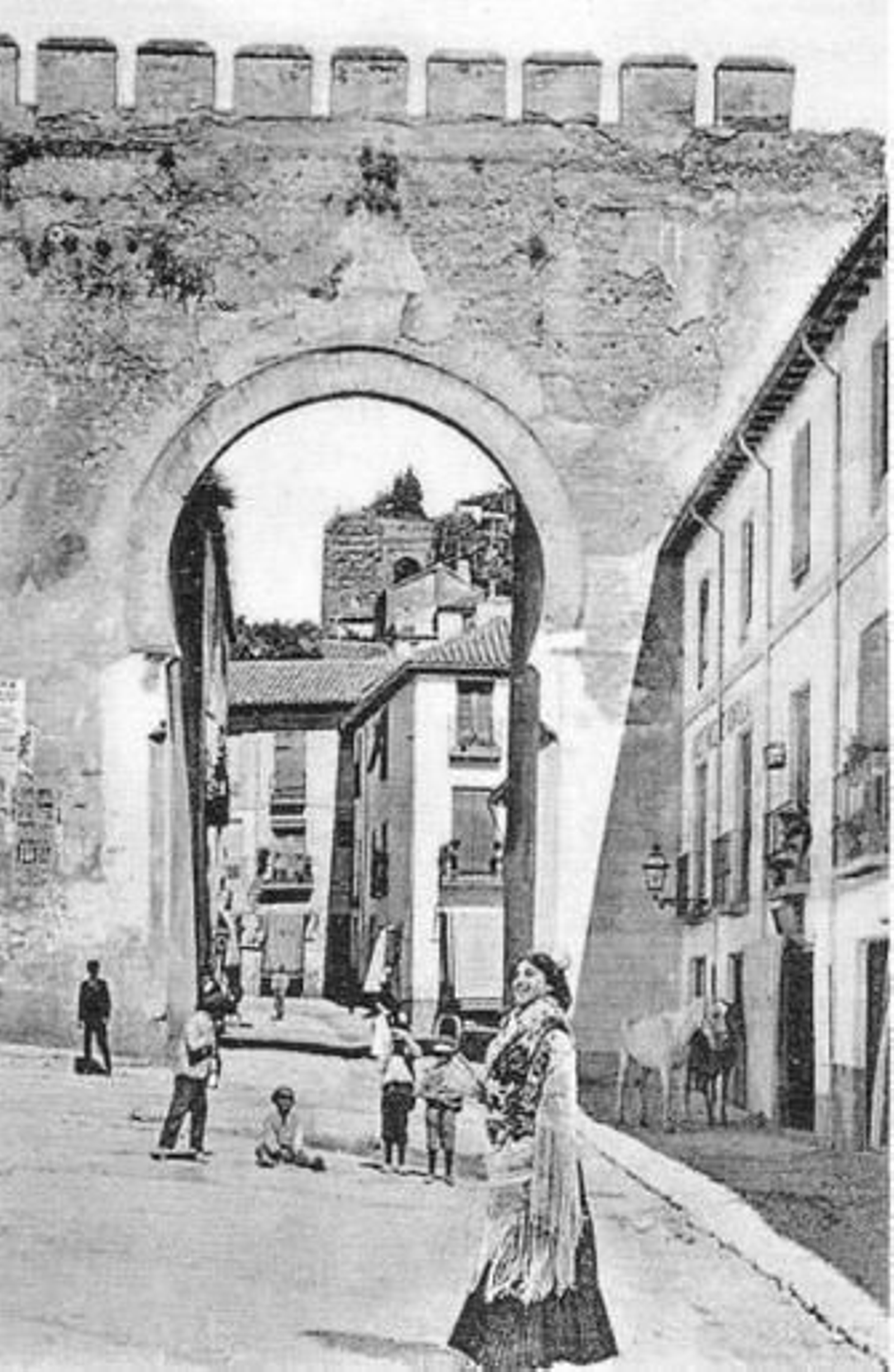 Puertas con historia y puertas que son historia. La de Elvira, entrada de la ciudad, que se conserva y por cuyo arco se divisa la de Monaita, en la colina del Albaicín. Como la de la Justicia, en la Alhambra. Debajo, la puerta de las Cucharas, según grabado antiguo y el arco, en su emplazamiento actual, en el bosque de la Alhambra.