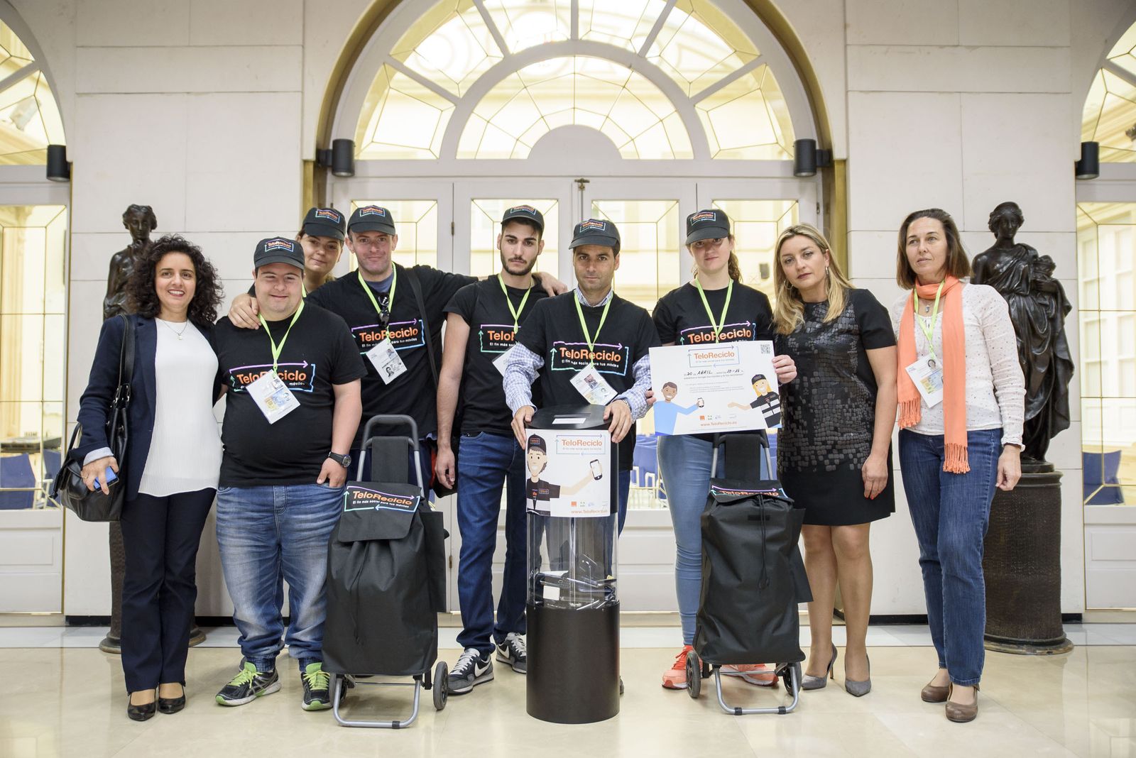 Personas con discapacidad intelectual se encargan de recoger los teléfonos móviles.