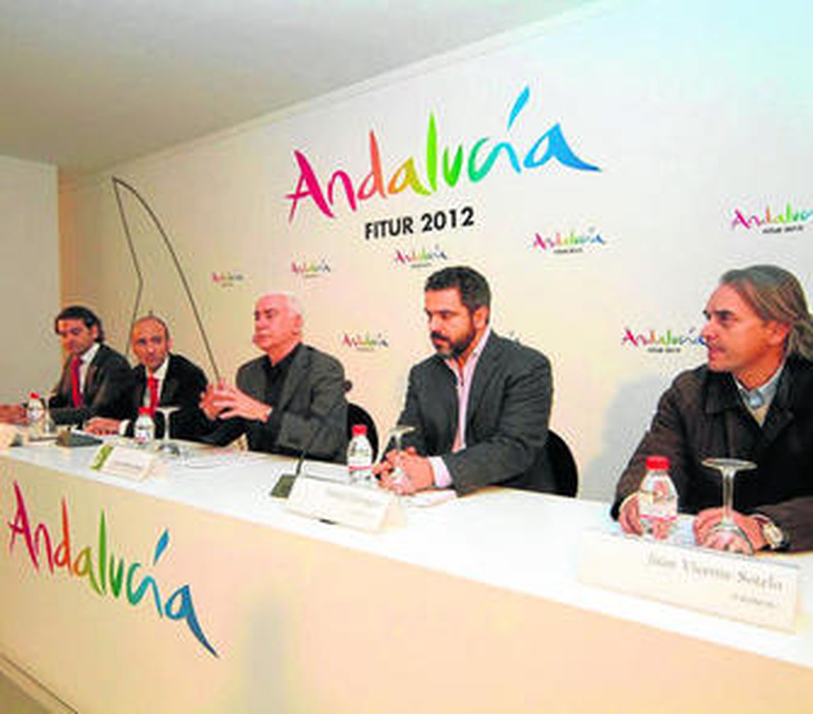 Alonso, con Miguel Narváez a su derecha. y el resto de socios de Lamoraga.