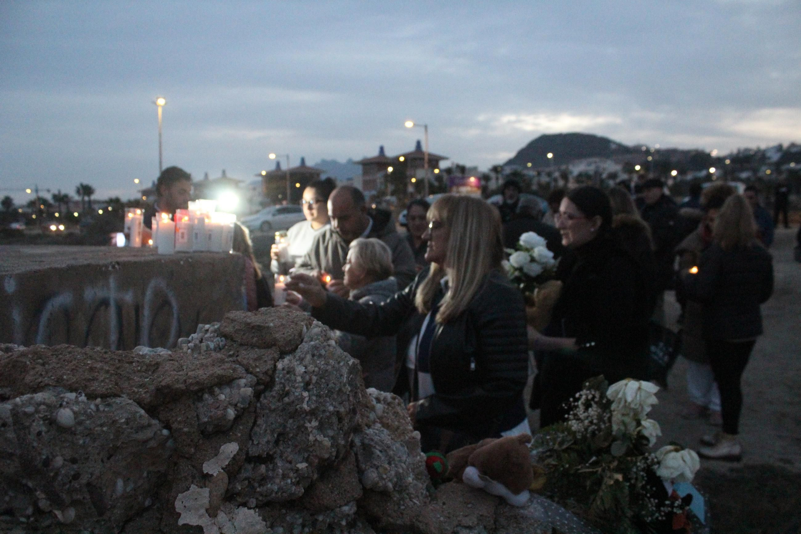 Garrucha rinde homenaje a Lucca con velas y flores en el lugar dnde apareció su cadáver