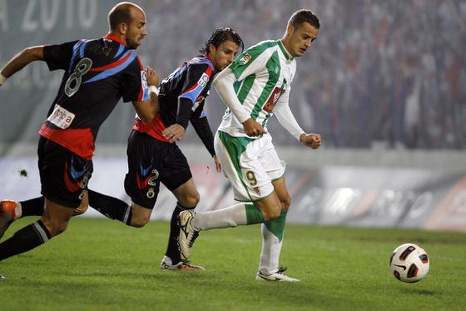 Colsa corre por un balón controlado por Oriol Riera. / José Martínez