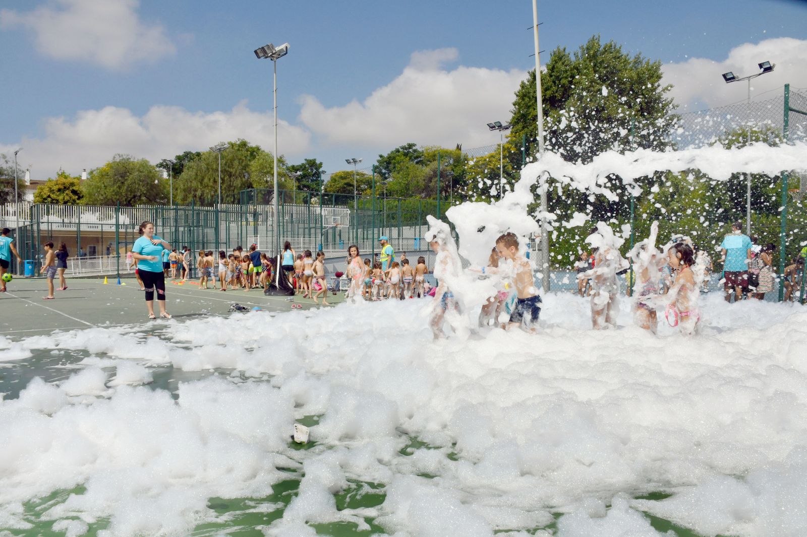 Fiesta de la espuma en uno de los campus de verano en Tomares, en una edición pasada.