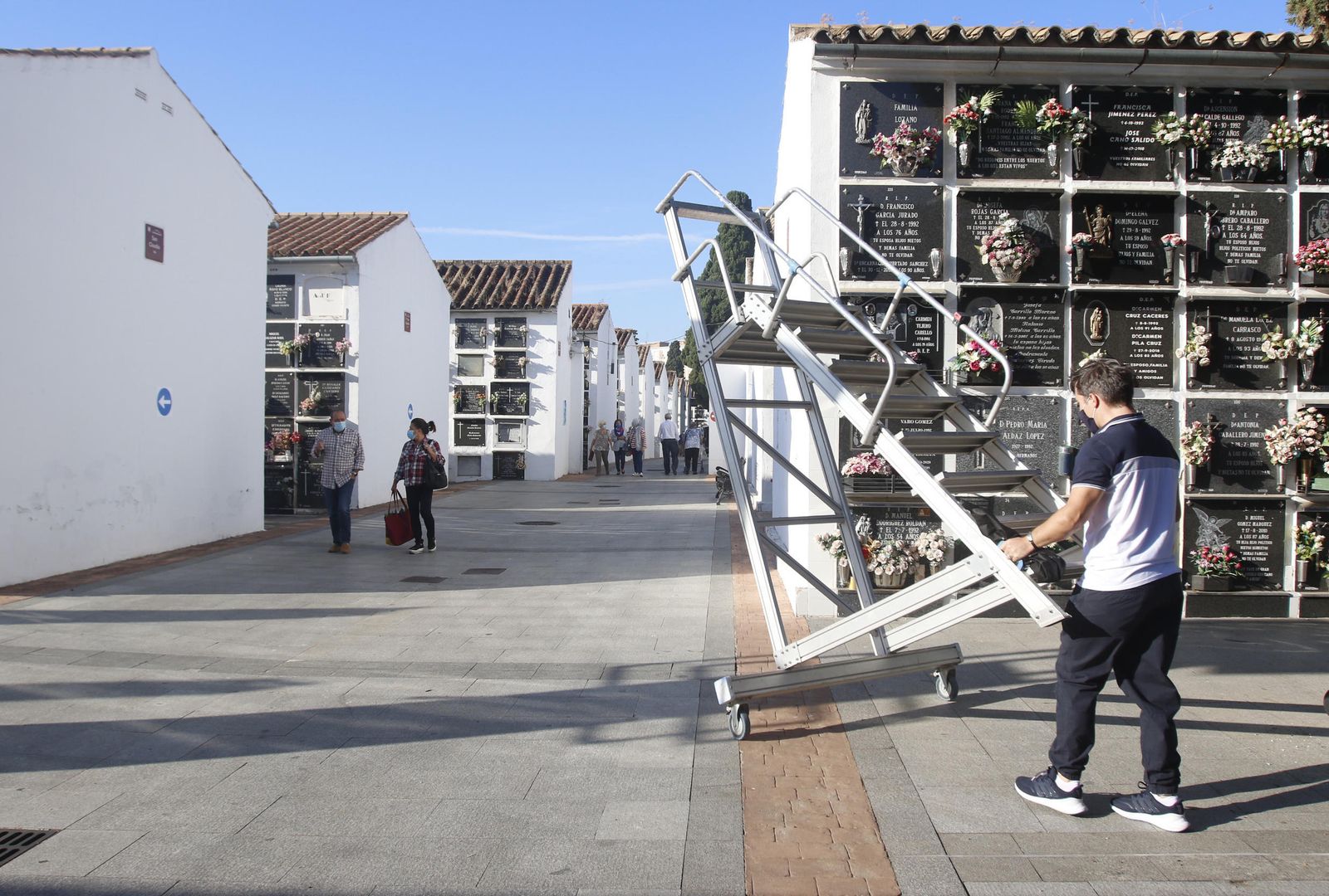 Varias personas visitan el cementerio de San Rafael.