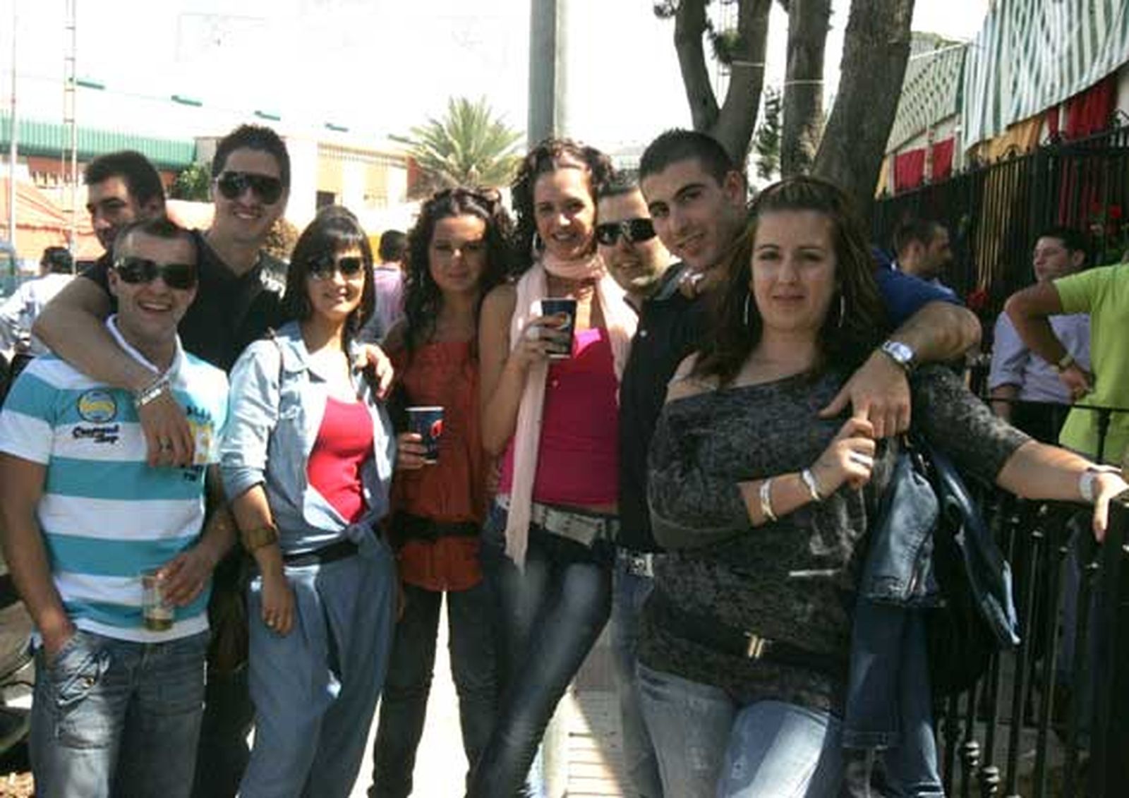 Cientos de personas acuden a las casetas para poner los últimos farolillos y disfrutar de los almuerzos de socios. Las Fiestas Patronales de San Isidro Labrador se abren hoy tras la coronación y la cabalgata

Foto: Jose Maria Qui?s