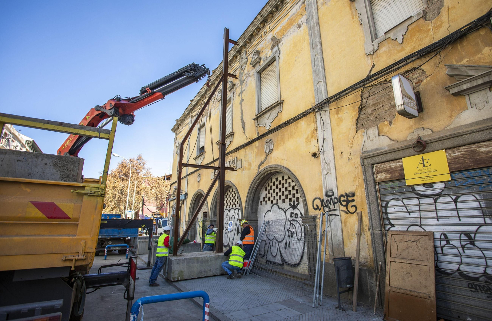 Colocación de las protecciones de la fachada en el Mercado de la Merced en 2019.