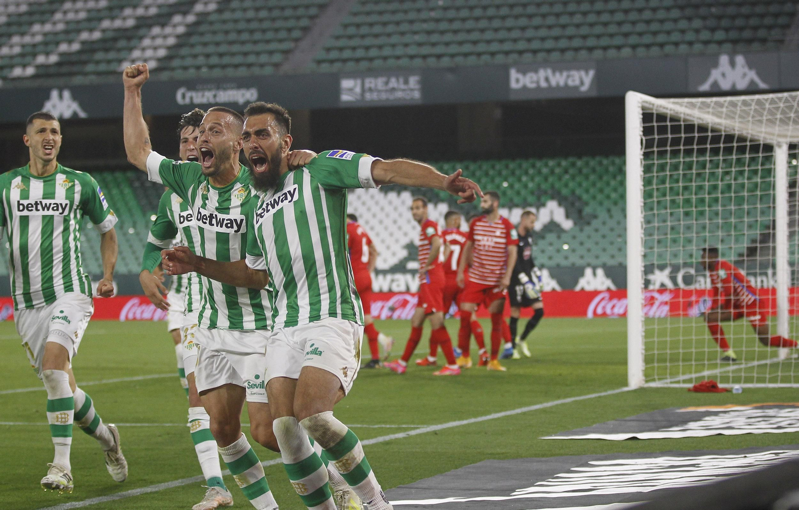 Los jugadores del Betis celebran el segundo gol de Borja Iglesias.