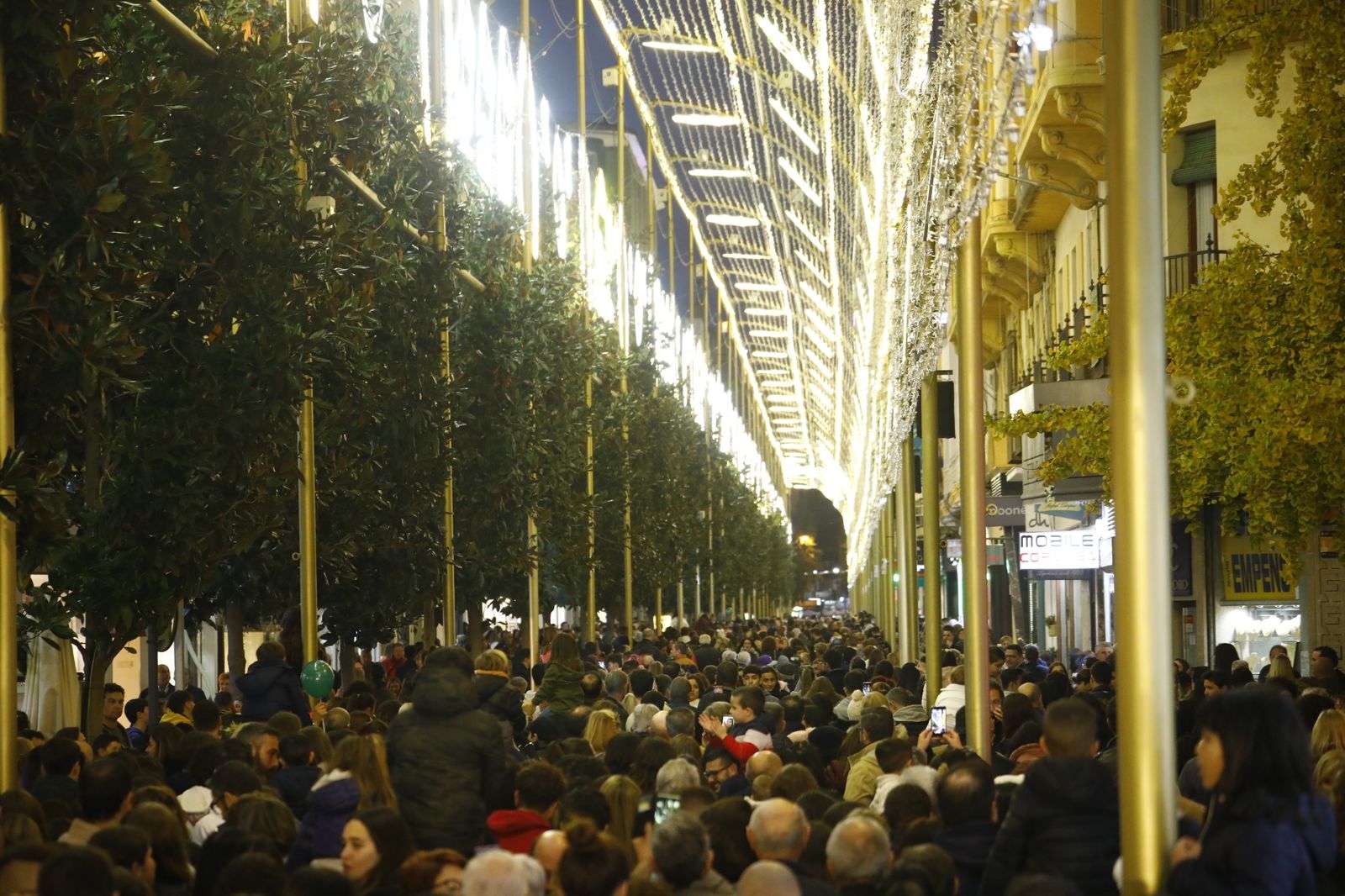 El encendido del espectáculo navideño de la calle Cruz Conde de Córdoba, en imágenes